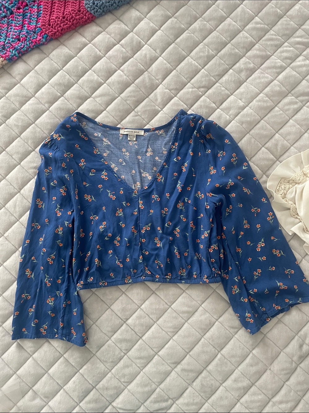American Eagle Outfitters Blue Floral V-Neck Cropped Blouse